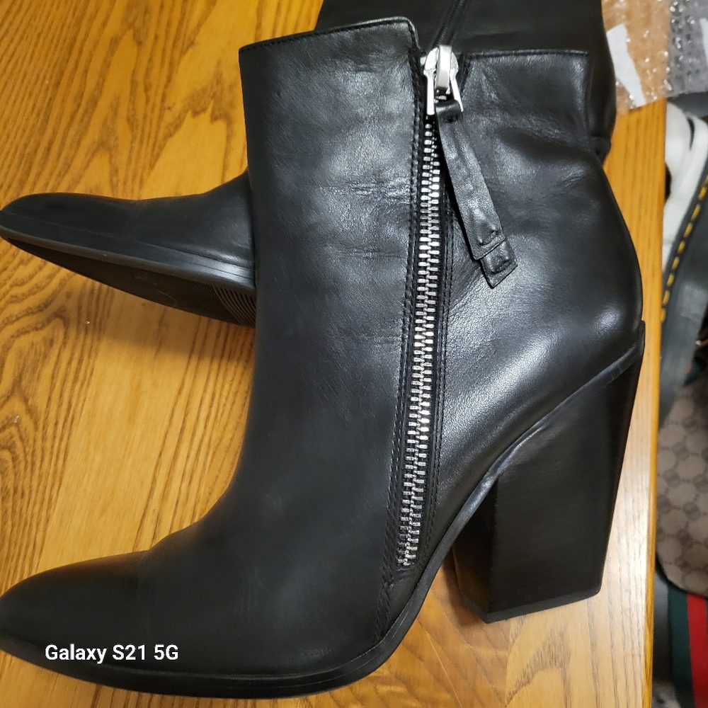 Naturalizer ankle boots 12W